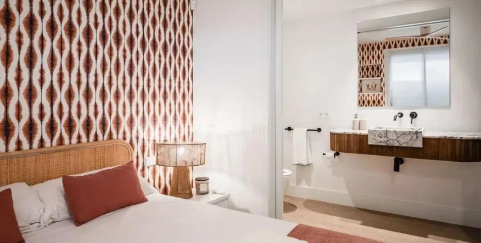 Sale of middle floor apartment in The Golden Mile 11