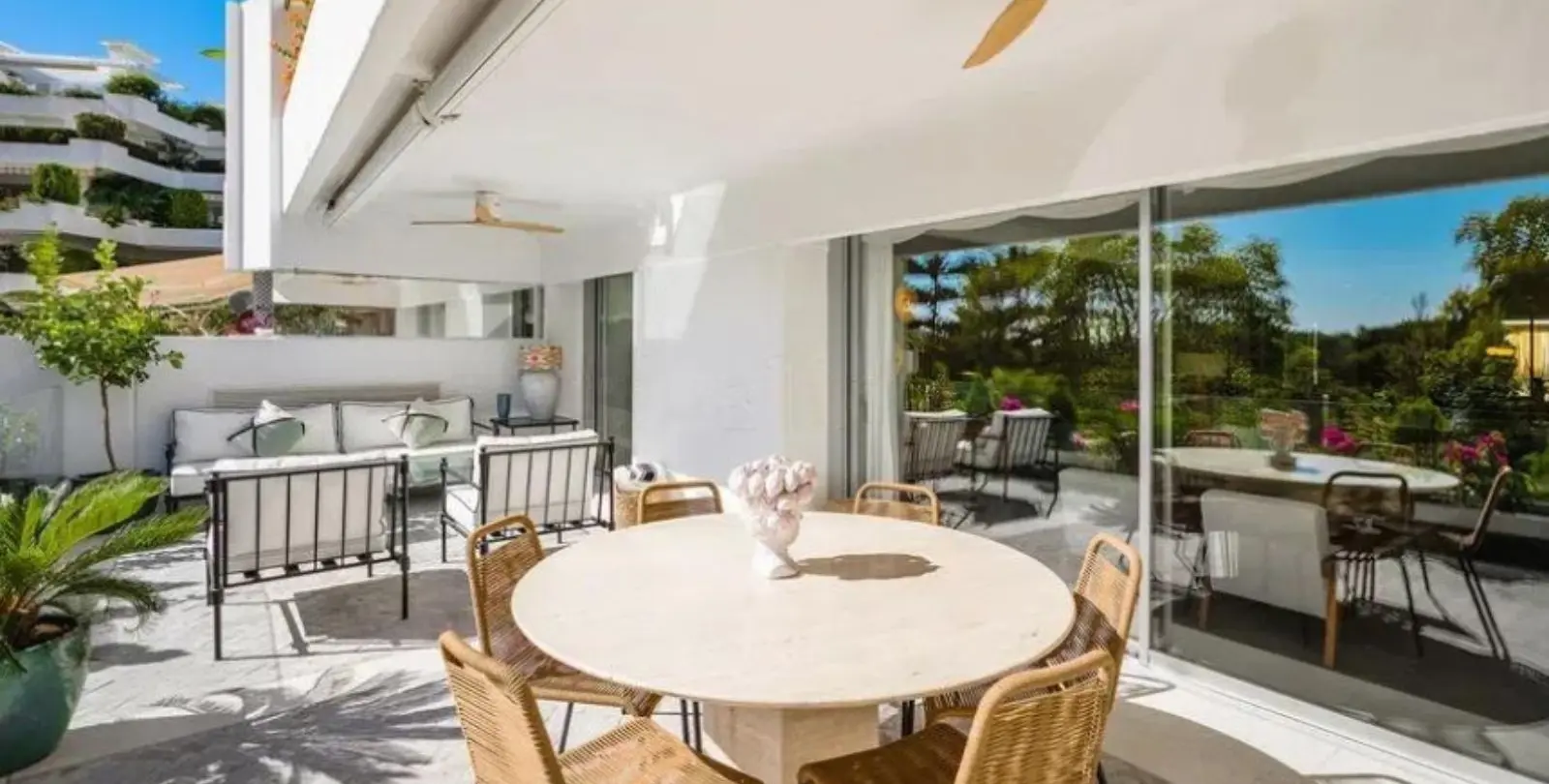 Sale of middle floor apartment in The Golden Mile 16