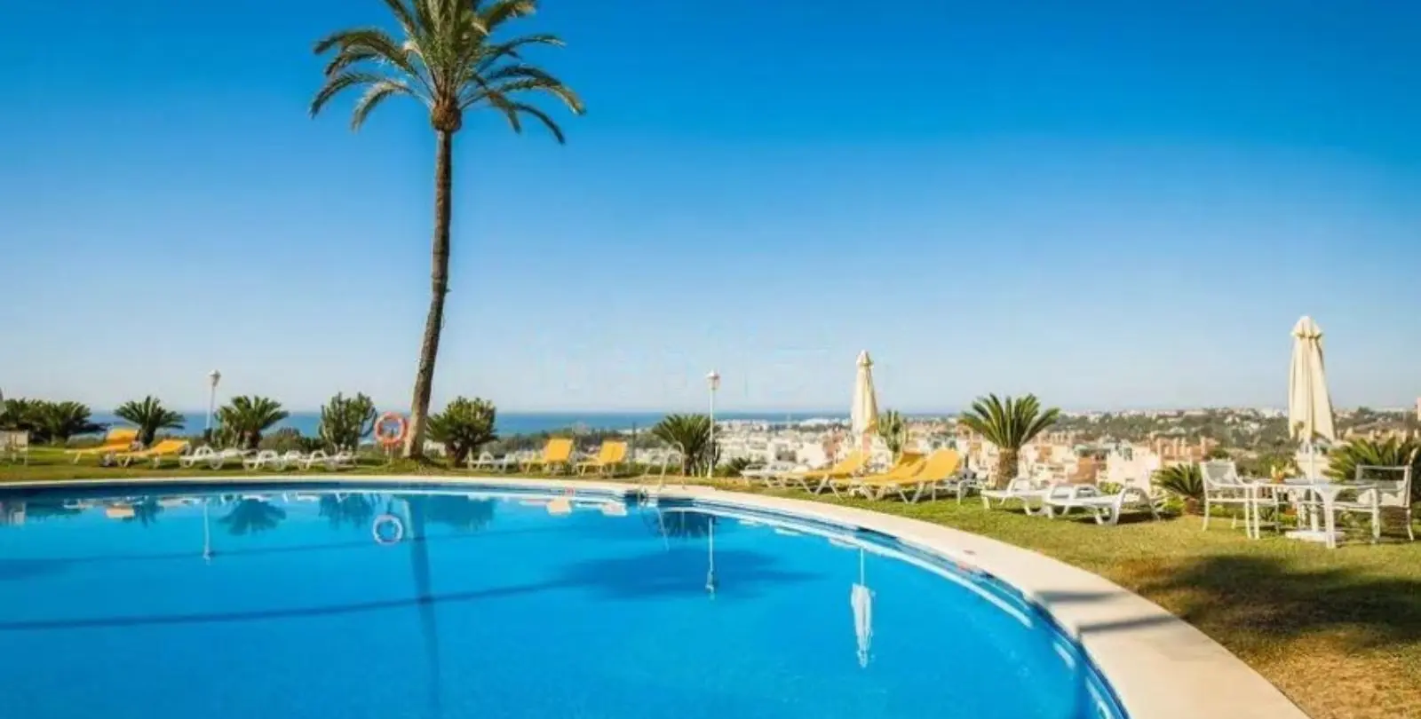 Sale of middle floor apartment in The Golden Mile 19