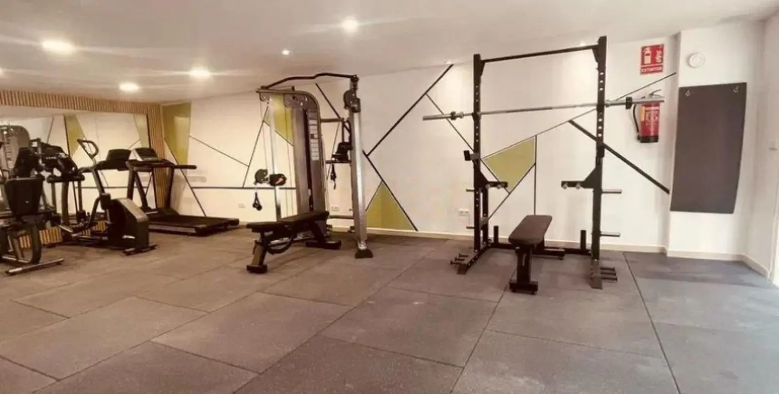 Sale of middle floor apartment in The Golden Mile 21