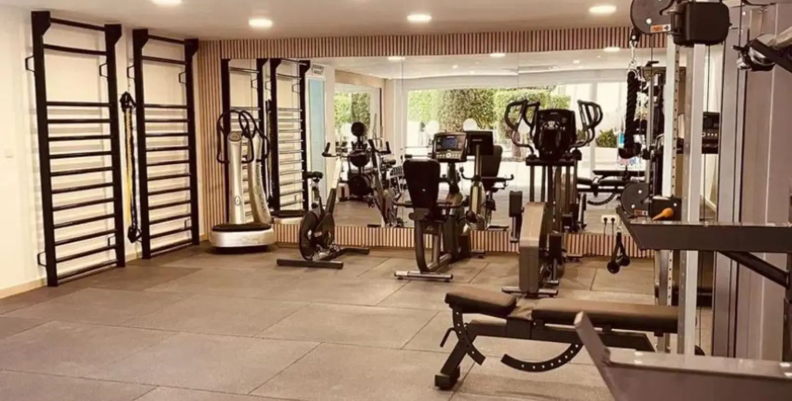 Sale of middle floor apartment in The Golden Mile 24