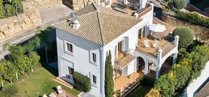 Venta de villa independiente en Selwo 1