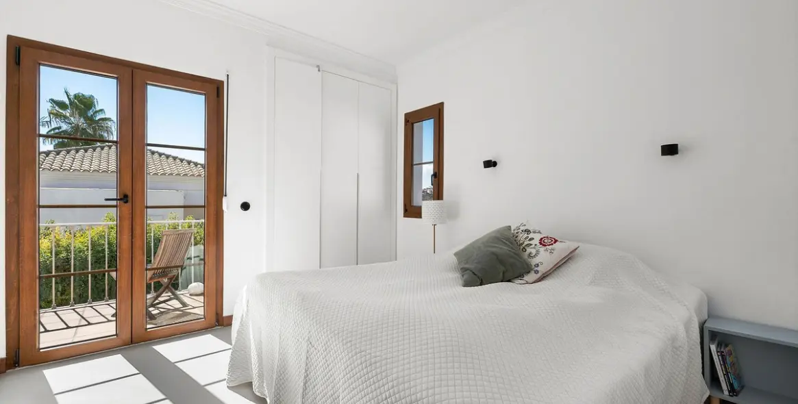 Venta de villa independiente en Selwo 11