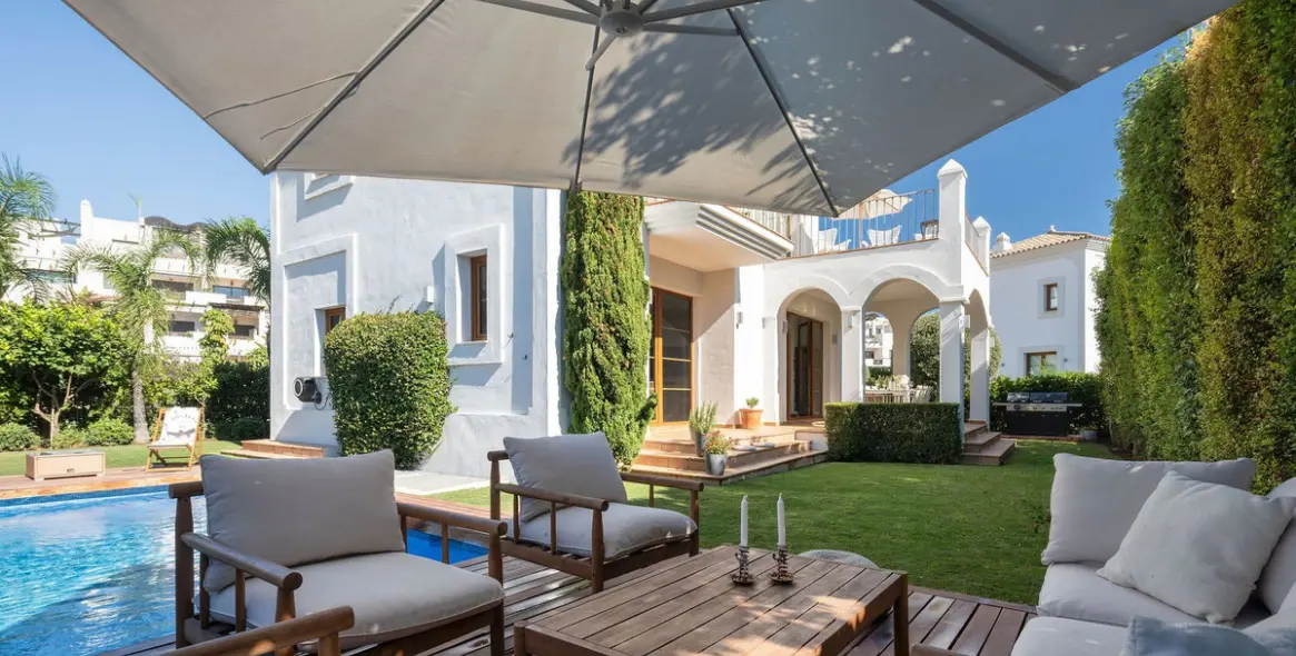 Venta de villa independiente en Selwo 25