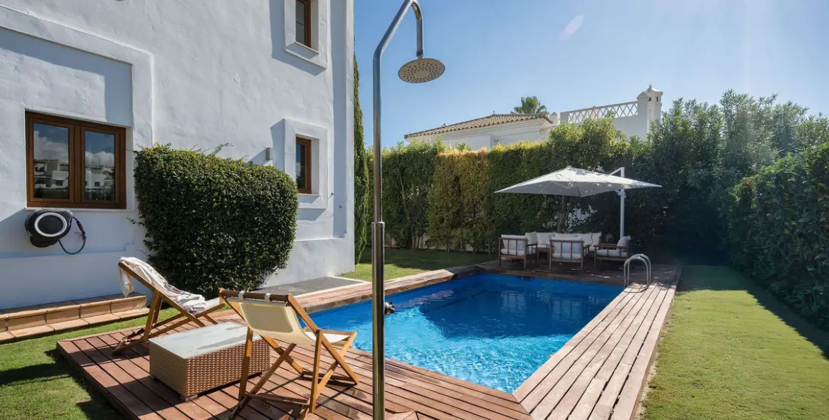 Venta de villa independiente en Selwo 26
