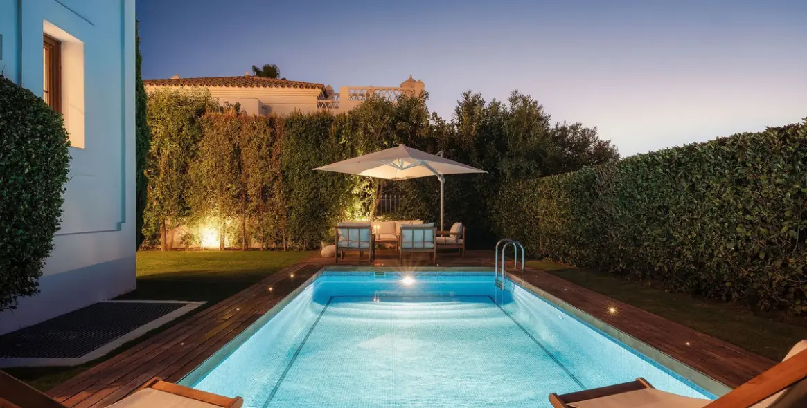 Venta de villa independiente en Selwo 37