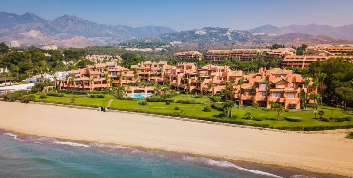 Venta de apartamento en planta baja en Los Monteros 1