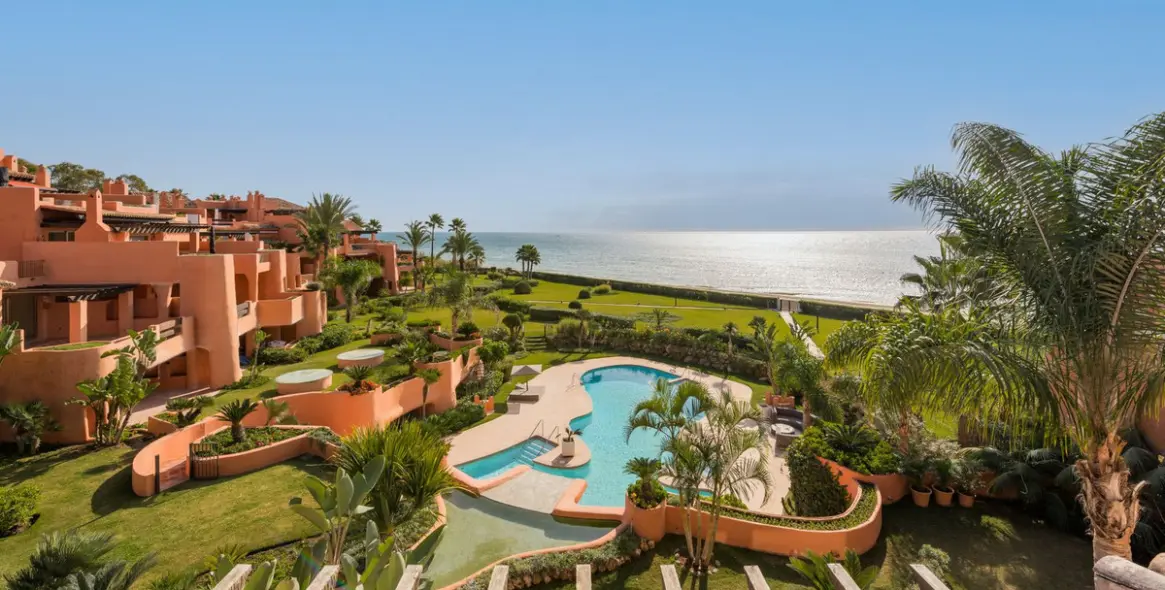 Venta de apartamento en planta baja en Los Monteros 3