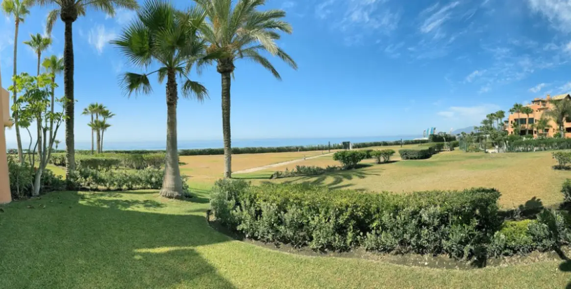Venta de apartamento en planta baja en Los Monteros 5