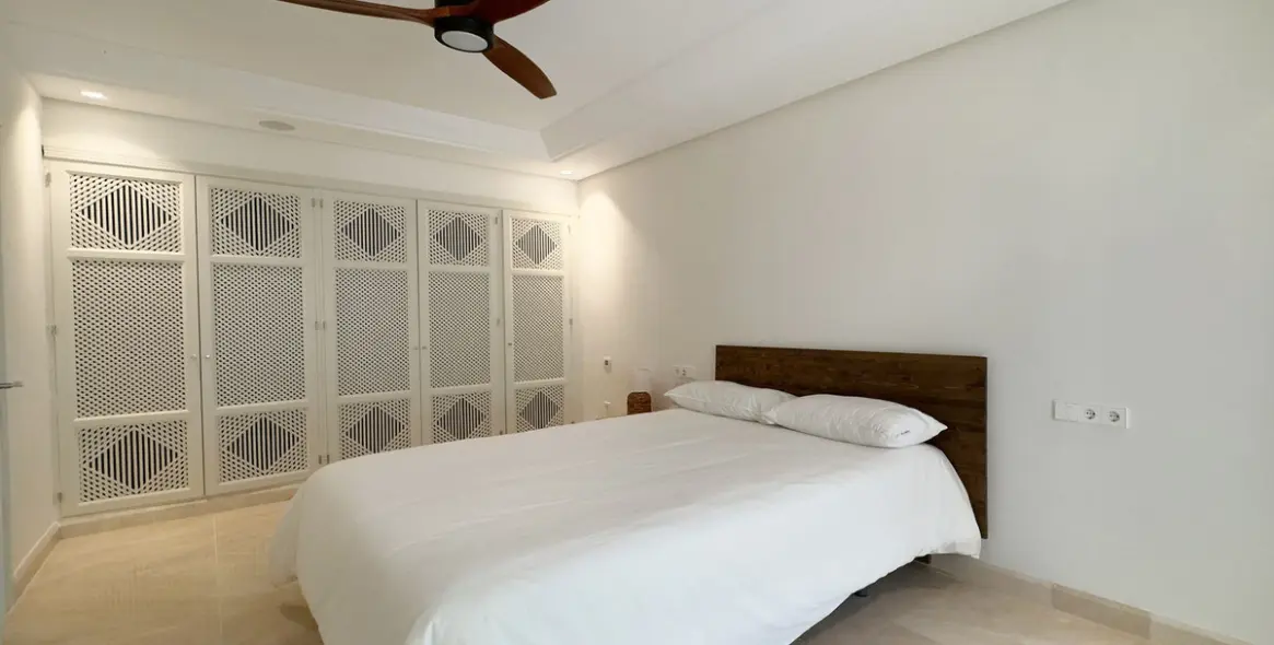 Venta de apartamento en planta baja en Los Monteros 24