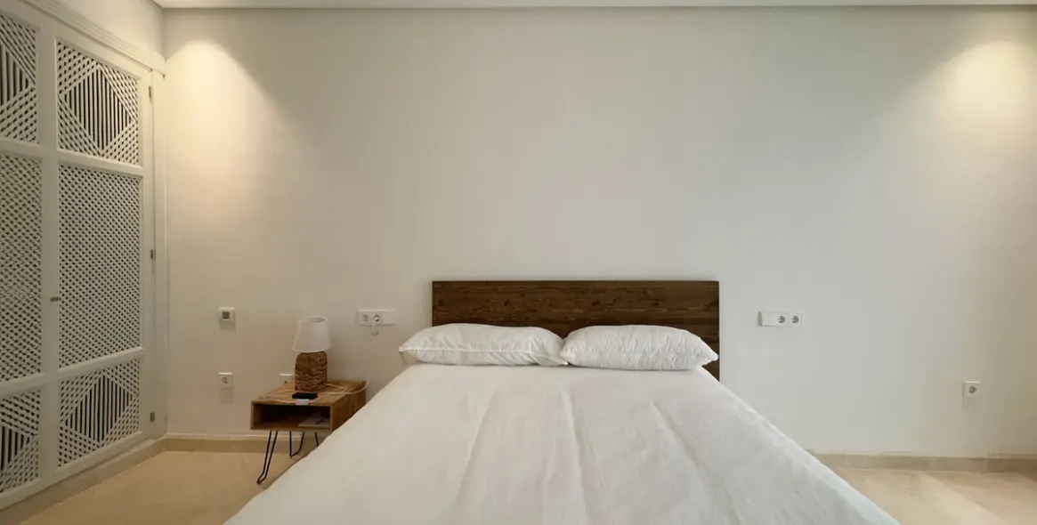 Venta de apartamento en planta baja en Los Monteros 25