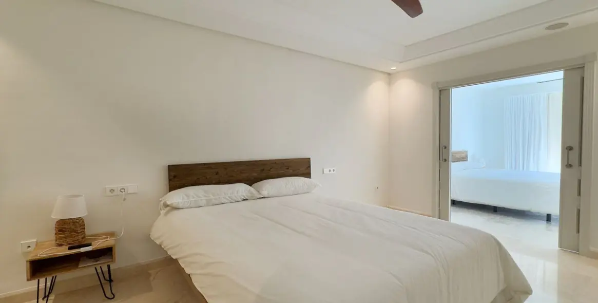 Venta de apartamento en planta baja en Los Monteros 26