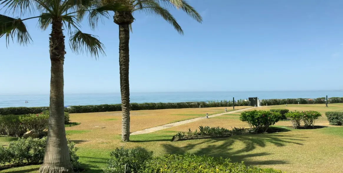 Venta de apartamento en planta baja en Los Monteros 41
