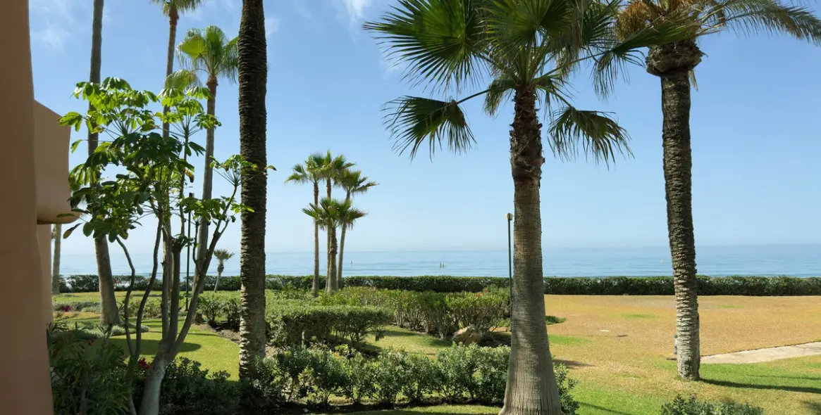 Venta de apartamento en planta baja en Los Monteros 43