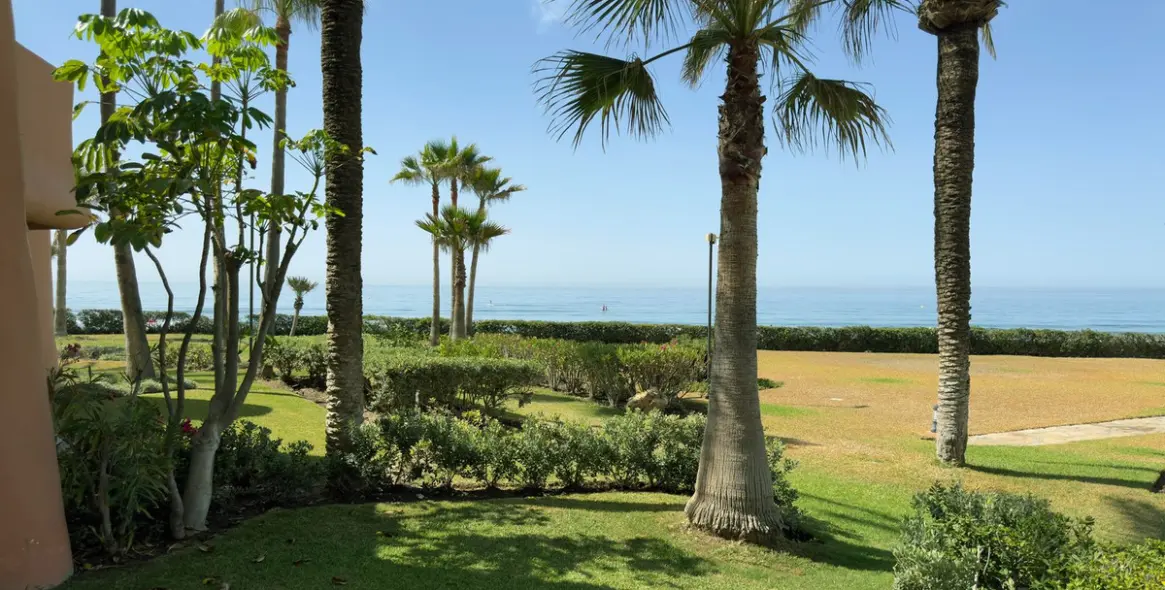Venta de apartamento en planta baja en Los Monteros 45