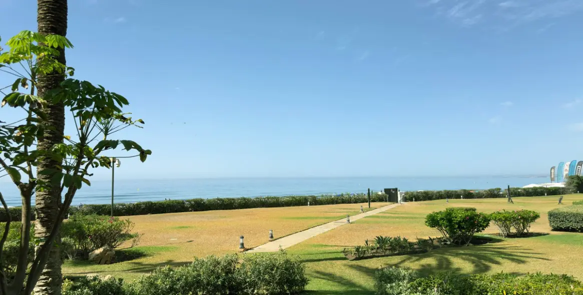 Venta de apartamento en planta baja en Los Monteros 47