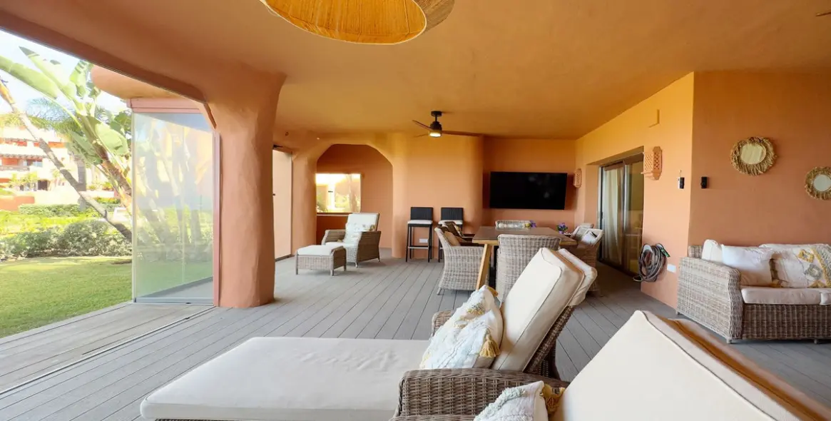 Venta de apartamento en planta baja en Los Monteros 50