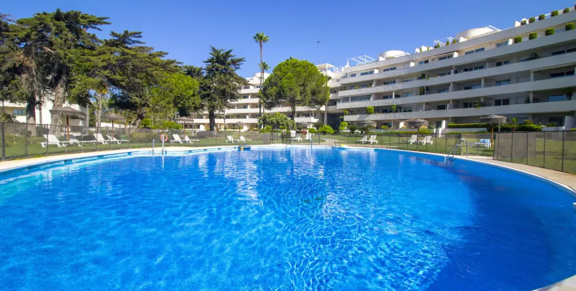 Long-term rent of middle floor apartment in New Golden Mile 1