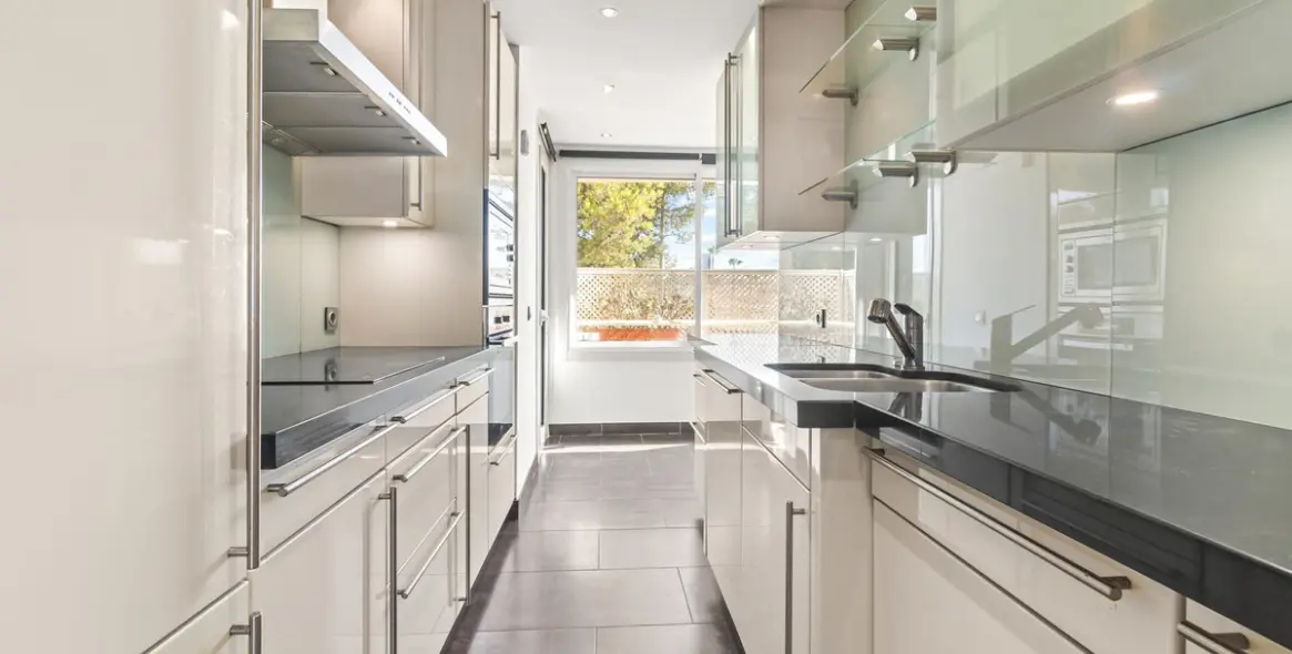 Long-term rent of middle floor apartment in New Golden Mile 2