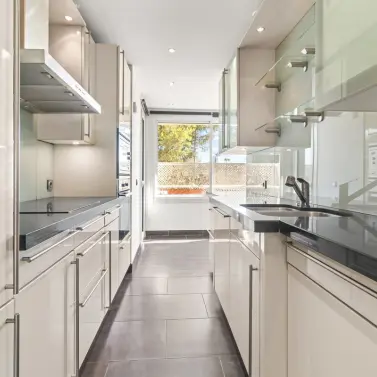Long-term rent of middle floor apartment in New Golden Mile