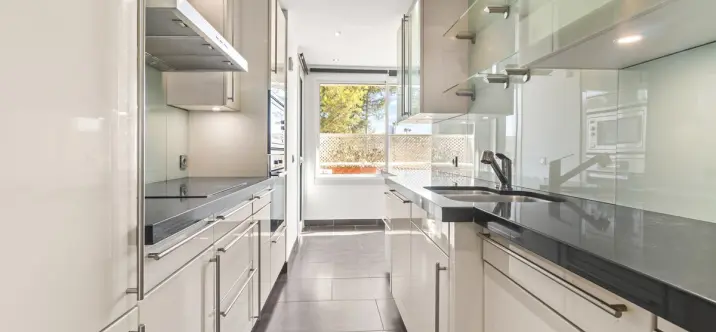 Long-term rent of middle floor apartment in New Golden Mile 1