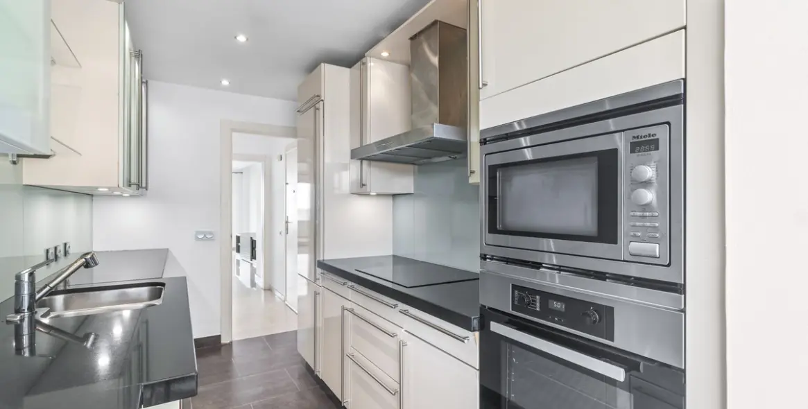 Long-term rent of middle floor apartment in New Golden Mile 3
