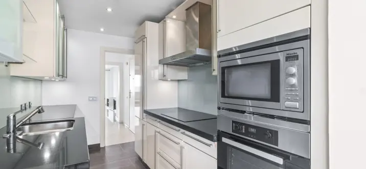 Long-term rent of middle floor apartment in New Golden Mile 2