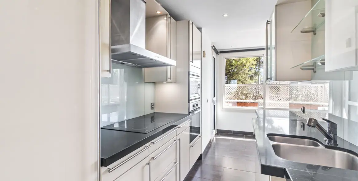 Long-term rent of middle floor apartment in New Golden Mile 5