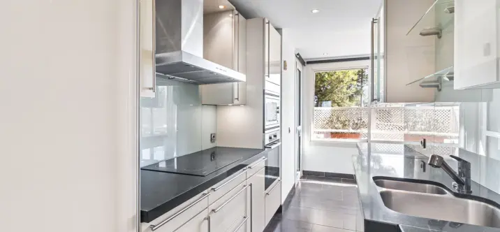 Long-term rent of middle floor apartment in New Golden Mile 4