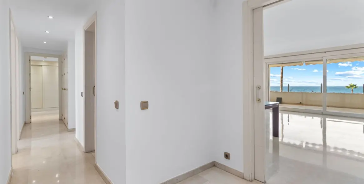 Long-term rent of middle floor apartment in New Golden Mile 7