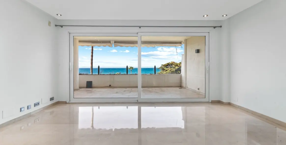 Long-term rent of middle floor apartment in New Golden Mile 8