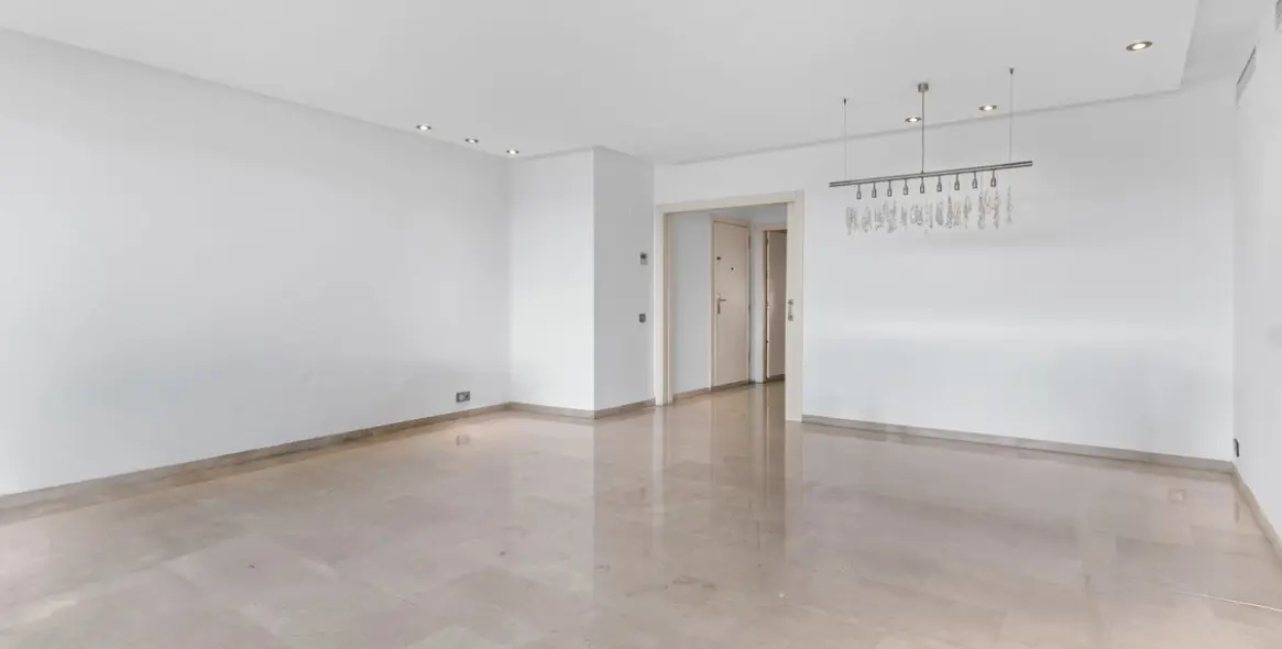 Long-term rent of middle floor apartment in New Golden Mile 10
