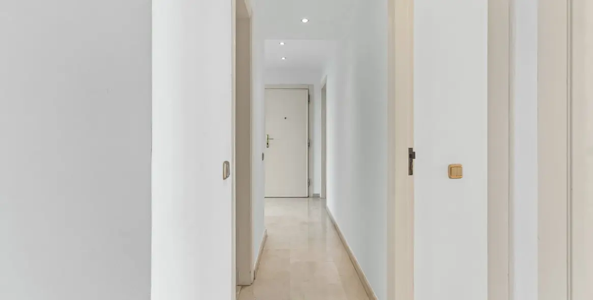 Long-term rent of middle floor apartment in New Golden Mile 11