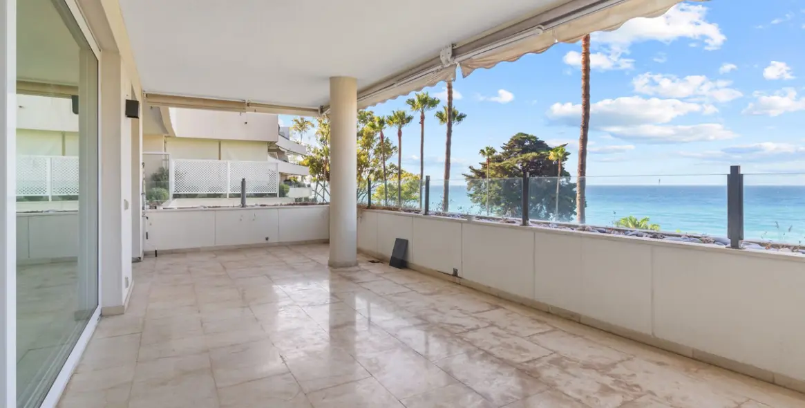 Long-term rent of middle floor apartment in New Golden Mile 14