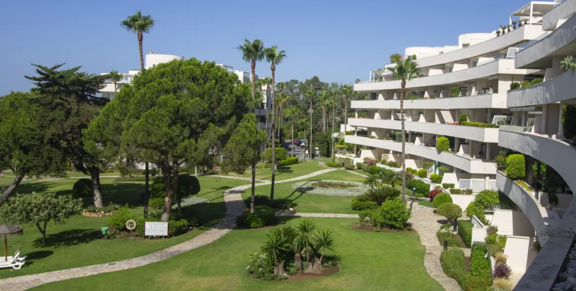 Long-term rent of middle floor apartment in New Golden Mile 15
