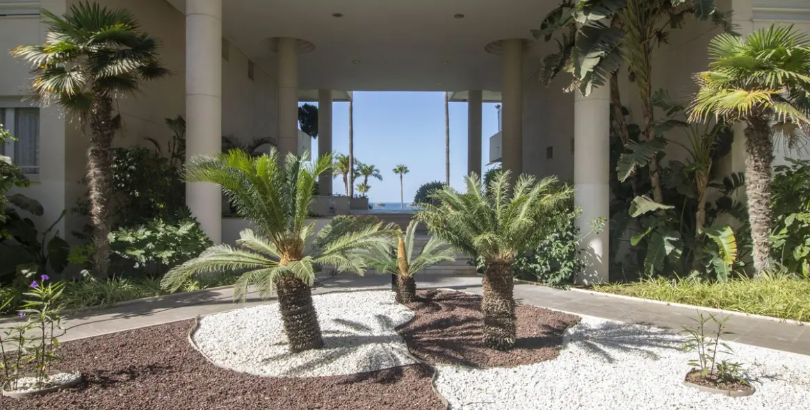 Long-term rent of middle floor apartment in New Golden Mile 18