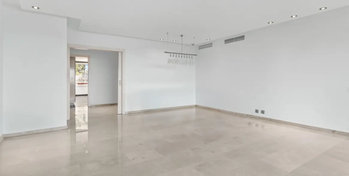 Long-term rent of middle floor apartment in New Golden Mile 20