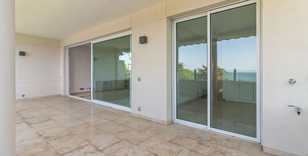 Long-term rent of middle floor apartment in New Golden Mile 21
