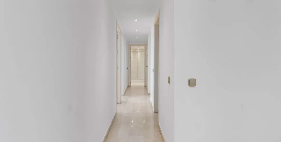 Long-term rent of middle floor apartment in New Golden Mile 22