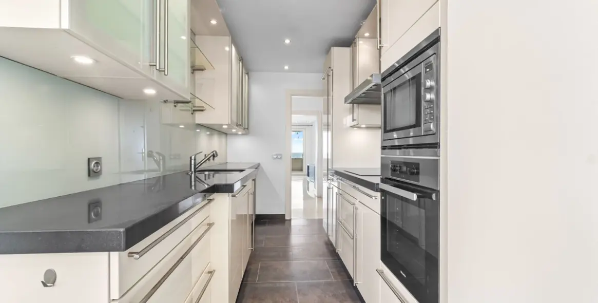 Long-term rent of middle floor apartment in New Golden Mile 23