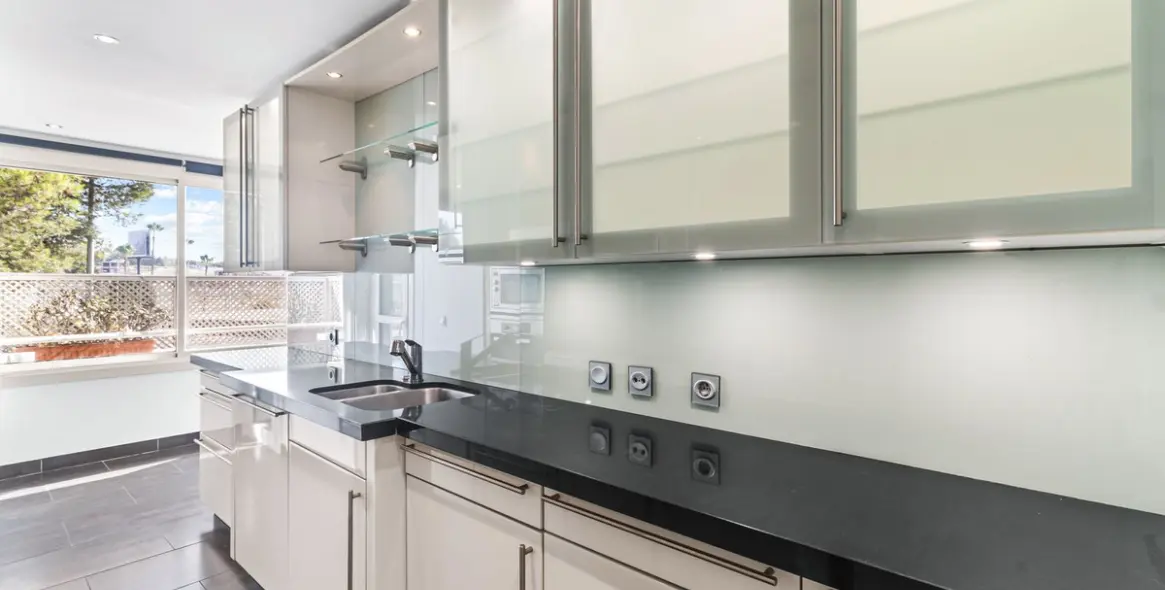 Long-term rent of middle floor apartment in New Golden Mile 25