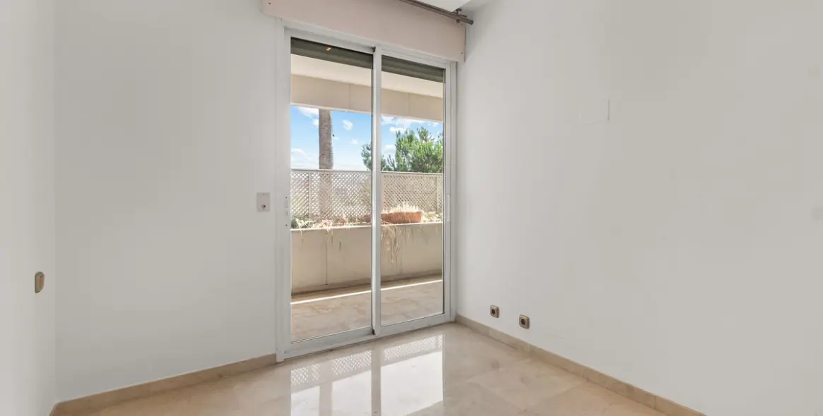 Long-term rent of middle floor apartment in New Golden Mile 28