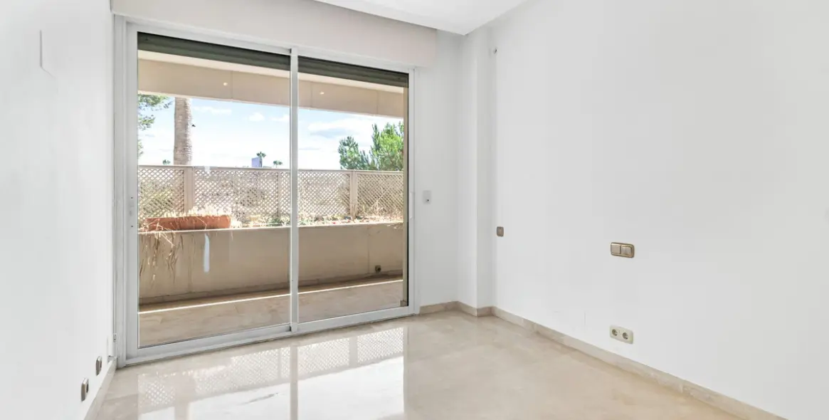 Long-term rent of middle floor apartment in New Golden Mile 29
