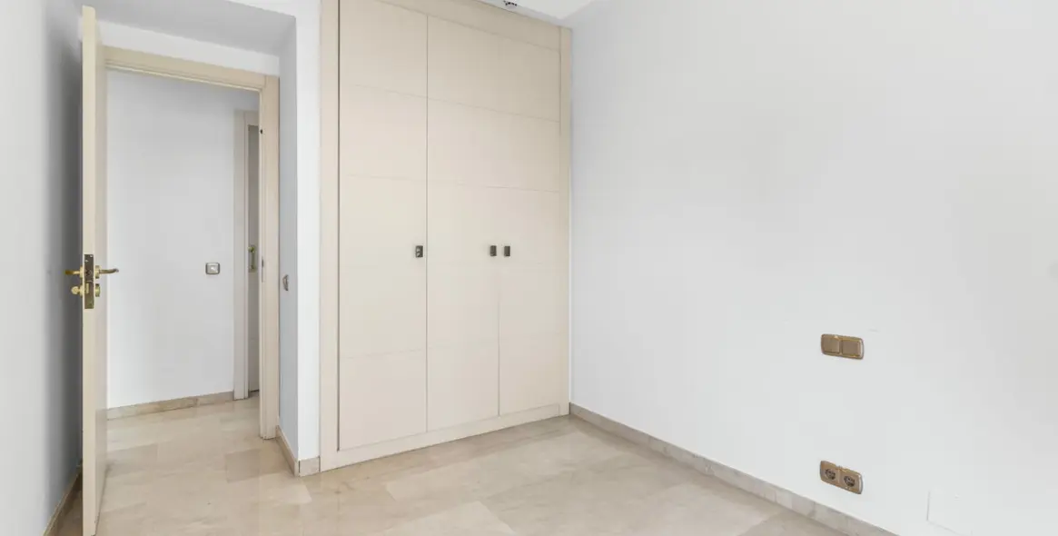 Long-term rent of middle floor apartment in New Golden Mile 30
