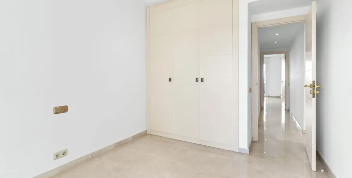 Long-term rent of middle floor apartment in New Golden Mile 42