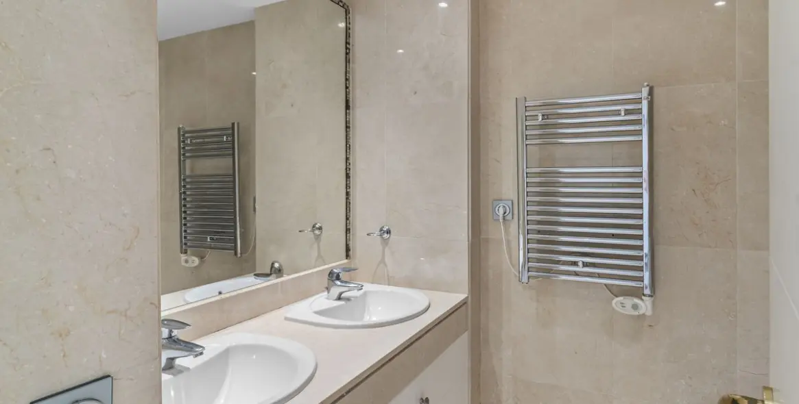 Long-term rent of middle floor apartment in New Golden Mile 44