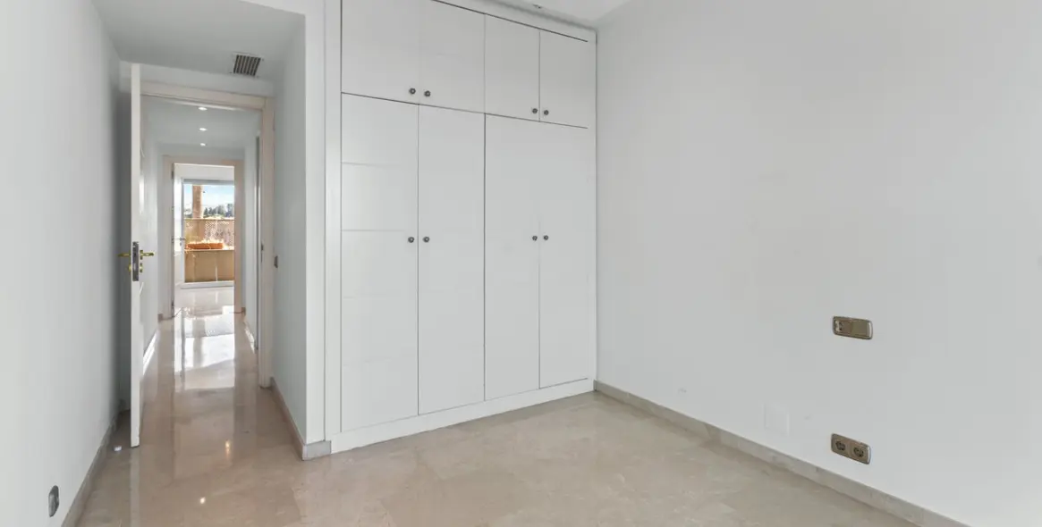 Long-term rent of middle floor apartment in New Golden Mile 49