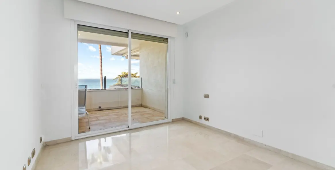 Long-term rent of middle floor apartment in New Golden Mile 53
