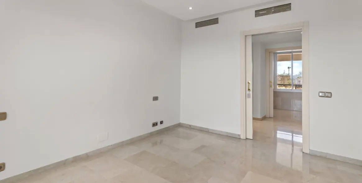 Long-term rent of middle floor apartment in New Golden Mile 56