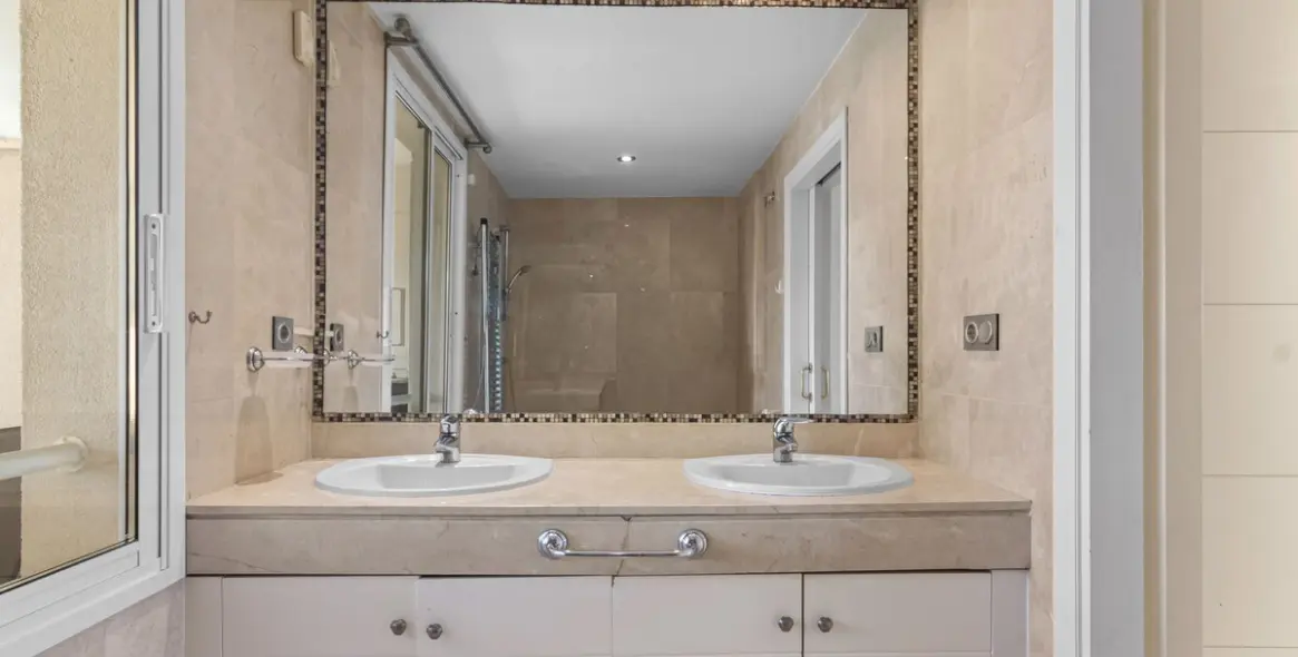 Long-term rent of middle floor apartment in New Golden Mile 59